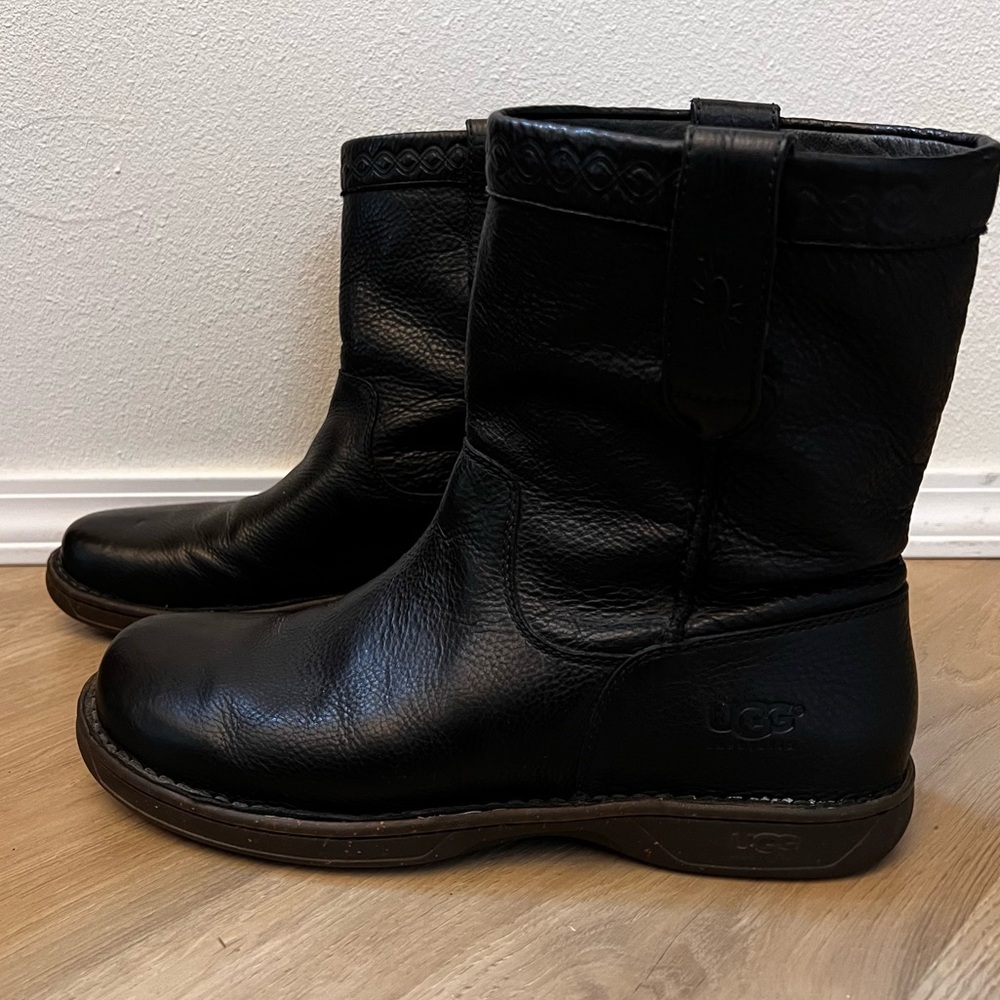 UGG leather boot GUC